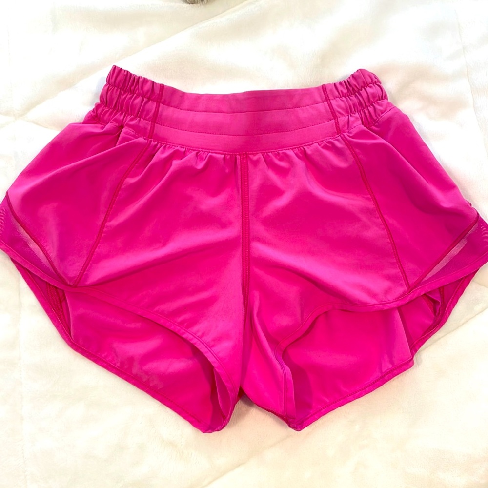 Lululemon Hotty Hot Low Rise 2.5 Shorts Sonic Pink